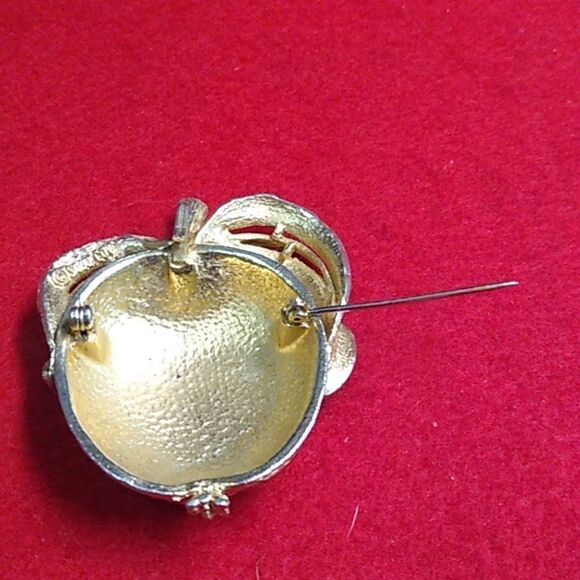 Sarah Coventry 1970 Apple/Pomegranate Gold Tone Metal Brooch Cottagecore - Picture 3 of 6